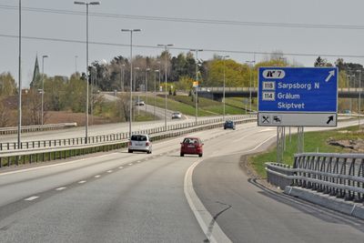 Bildet viser E 6 like nord for Sarpsborg sentrum. Denne strekningen ligger i området Østfold sør som Mesta har fått driftskontrakten for. Det laveste anbudet, som ble gitt av Veidrift fra Ski, ble avvist.