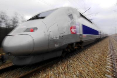 Også franske TGV kan sies å være atomdrevne tog. Om enn mer indirekte enn de planlagte russiske togene som skal ha reaktoren om bord.