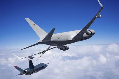 Boeing slapp nye illustrasjoner av de kommende tankflyet KC-46A etter at de vant kontrakten med US Air Force. Her er det et F-35-kampfly, som Norge har planer om å kjøpe, som skal etterfylle drivstoff i lufta.