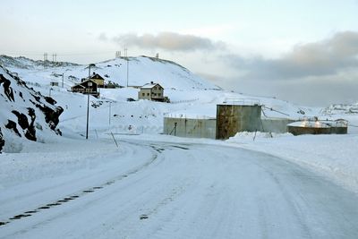 E 69 slynger seg mellom oljetankene i Honningsvåg. Mye tyder på at Kolo Veidekke får ansvaret for drift og vedlikehold av denne vegen fra 01.09.11 til 31.08.16.