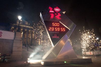 AVDUKET: Nedtellingsklokken til London-OL ble avduket i en flott sermoni mandag kveld, og startet nedtellingen 500 dager før OL begynner. Men det tok ikke lang tid før den stoppet igjen.
