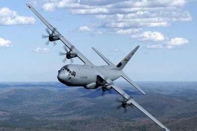 FLYKJØP: Regjeringen vil bruke 3,6 milliarder kroner i et hasteinnkjøp av fire transportfly av denne typen, Hercules C-130J fra Lockheed Martin.
