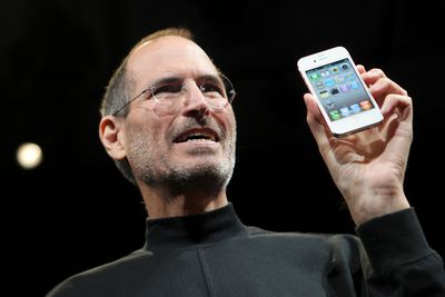 VISJONÆR: Steve Jobs med et av Apples mest populære produkter, mobiltelefonen iPhone.