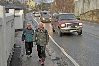 Ikke særlig hyggelig å gå langs denne vegen. Asfalten inviterer heller ikke til å bruke den smale sykkelbanen ved siden av. Implenia ligger an til å få jobben med å bedre forholdene.