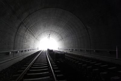 TBM? Mange venter i spenning på avgjørelsen om jernbanetunnelen mellom Oslo og Ski skal drives med konvensjonell sprengning, eller med tunnelboremaskin (TBM). Jernbaneverket håper å få bestemt drivemetoden allerede i år. (Illustrasjonsfoto, Bærumstunnelen)