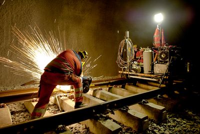 SKINNESVEIS: Bærumstunnelen får spor av svært høy kvalitet (K0). En meter skinne veier 60 kg. De leveres ferdige i 120-meters lengde, og disse lengdene sveises sammen med til sammen rundt 200 sveis.