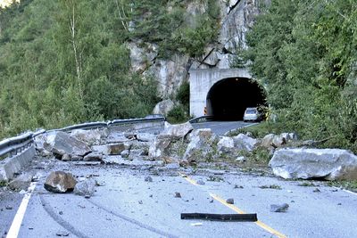 Slik så det ut ved Midtbekktunnelen på Oppdølsstranda 24. august 2008. Den er en av flere små tunneler som forsvinner fra riksveg 70 når den 7,5 km lange tunnelen åpnes.