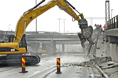 En Caterpillar HP30 rivingssaks på 3,6 tonn med et utseende som et fryktinngydende rovdyr tar tok første jafs en av rampene mot Bispelokket.