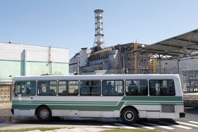 RAGER: Den ødelagte atomreaktoren i Tsjernobyl i Ukraina rager fortsatt som et monument over historiens verste atomulykke. Tirsdag er det 25 år siden historiens verste atomulykke.