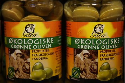 Salget av økologisk mat i norske butikker er bare på halvparten av produksjonen. Regningen må bøndene selv ta.