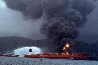 EKSPLOSJONSBRANN: En tank eksploderte på industriområdet til Vest Tank  ved Sløvåg i Gulen. Trafigura, selskapet som leverte det farlige avfallet, går nå fri.