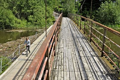 Denne gamle hengebrua ble stengt etter en hovedinspeksjon. Flytebrua ved siden av er ingen heldig løsning. Som man ser til venstre på bilder, har den samlet opp mye drivgods.