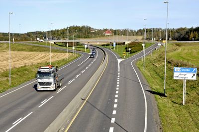 Her ved Borgekrysset har E 18 tre felt nå, men på mesteparten av strekningen Holmene-Tassebekk er det bare to felt. Veidekke ligger godt an til å få jobben med å utvide til fire felt.