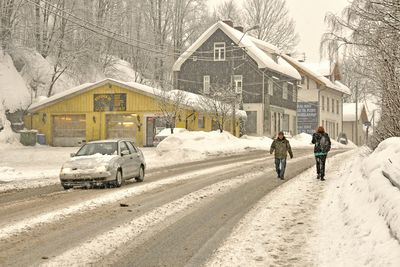 Fortauet er altfor smalt på en del av fylkesveg 164, også kjent som Leif Larsens vei. Når det blir ytterligere innsnevret av snø, blir kjørebanen ofte tatt i bruk av fotgjengere. Fortauet blir utvidet når Løkkeåstunnelen blir ferdig.