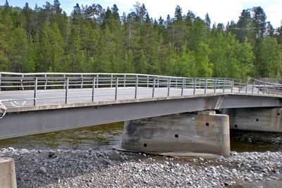 Slik så Garrajohka bru ut etter ar flommen hadde herjet med den. Nå er den borte. Et Alta-firma skal bygge brua som erstatter den.