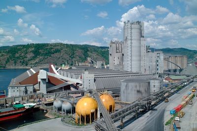 Yara Porsgrunn dominerer industriområdet på Herøya med store fabrikasjonsanlegg, lagerområder, siloer og utskipingshavn. 