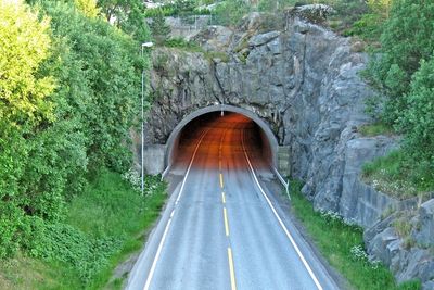 I august blir Bietunnelen stengt for all trafikk. Når den åpnes igjen i oktober/november, går det midtrekkverk gjennom den.