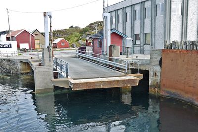 Her på Sandøy skal fergekaibåsen utvides mot venstre for at fergekaibrua skal kunne flyttes i samme retning. Tilleggskaia til høyre blir bygd om og forlenget, og de rustne stålplatene blir erstattet med et moderne fenderverk.