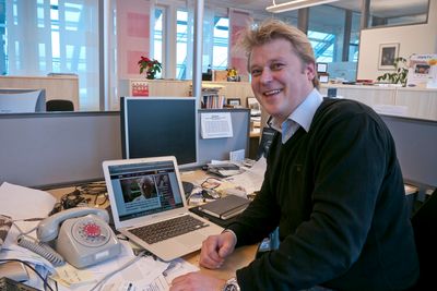 BREDT: NRKs sjef for IP-distribusjon, Bjarne Andre Myklebust bygger opp en ny nett-tv som kan overføre 16 sendinger på én gang. Legg merke til den gamle telefonen med dreieskive. Den har Myklebust bygget om slik at den fremdeles virker.