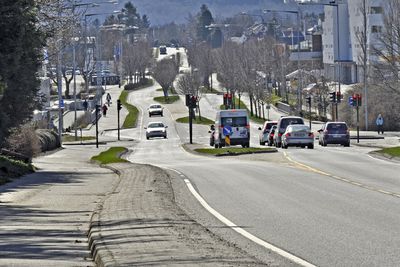 Lyskrysset markerer det søndre endepunktet for strekningen som T Stangeland Maskin skal utvide. Vegen i forgrunnen blir lagt i kulvert. Utvidelse av fylkesveg 44 på den andre siden av lyskrysset blir sendt ut på anbud neste år.