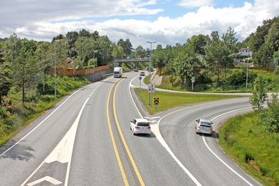 E 18 mellom Bie og Temse må utvides med mellom 2,5 og 4 meter når midtfeltet skal erstattes med midtrekkverk. Bildet viser krysset på Spedalen hvor en arm av fylkesveg 420 møter E 18.