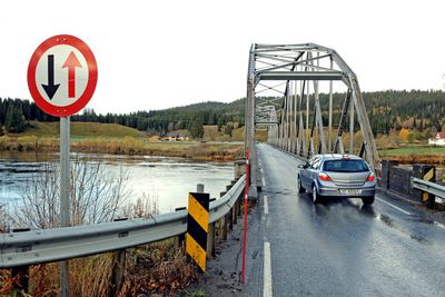 Denne brua er en del av E 6 i dag! Den er overmoden for avløsning. Et tysk/østerriksk arbeidsfellesskap ligger godt an til å få kontrakten på bygging av den nye brua.