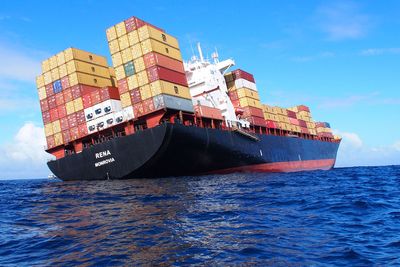 Betydelige mengder olje lekker nå fra det Liberia-registrert skipet Rena, som har gått på et rev utenfor New Zealand.