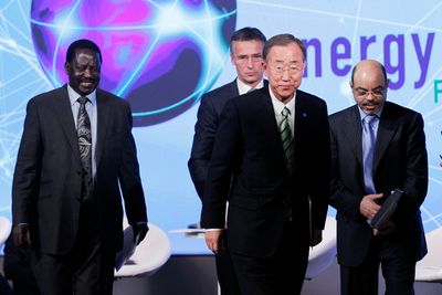 FNs generalsekretær Ban Ki-moon på scenen med statsminister Jens Stoltenberg (bak), Kenyas statsminister Raila Amollo Odinga (t.v.) og Etiopias statsminister Meles Zenawi (t.h.) under toppmøte om energifattigdom i Oslo mandag.