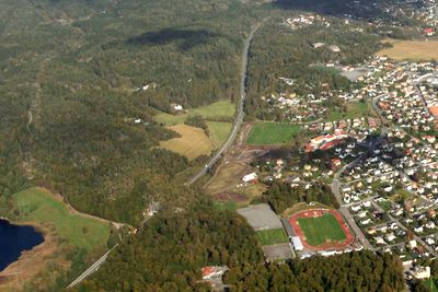 Bildet viser den østlige delen av nåværende E 18 mellom Bommestad og Sky med bøkeskogen i forgrunnen. Her vil ny E 18 hovedsakelig gå i tunnel. Ingen andre enn Rambøll vil prosjektere vegen.