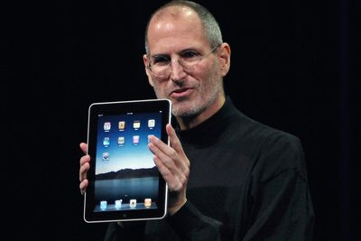 KATTA ER UTE AV SEKKEN: Her viser Apple-guru Steve Jobs fram dingsen alle har snakket om i månedsvis.