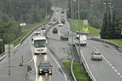 Dette er E 16 like nord for Kjørbotunnelen. I framtida blir det en lokalveg. Den nye E 16 skal gå i tunnel lengre vest. De som vil prosjektere den, må gi anbud innen 17. oktober.