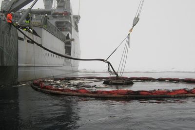 TESTER TO: En norsk og en dansk skimmer ble testet i isforholdene ved Svalbard. SINTEF hadde forslag til forbedringer.