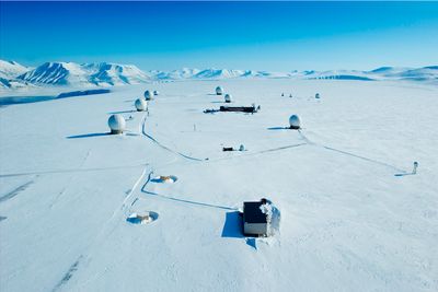 Den japanske satellitten GCOM-W1 og NASA-satellitten JPSS skal få tjenester fra Svalbard (bildet) og Antarktis.