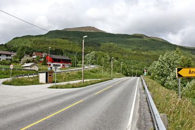 Her på Astad er det ene endepunktet for den 3,3 km lange strekningen som er utlyst. Innen 1. april må Vegvesenet ha anbudene.