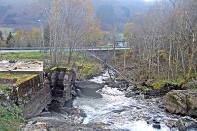 Brua som er ute på anbud skal krysse både Astadelva og E 39 i bakgrunnen. Restene av landkaret i forgrunnen kommer ikke til nytte - den nye brua blir 84 meter lang.