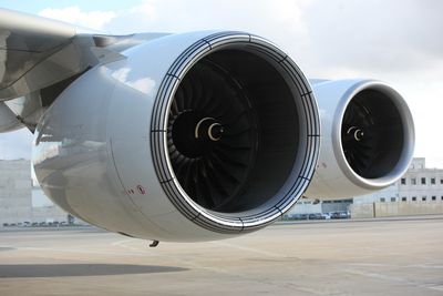 VOLDSOMME VIFTER: To Rolls-Royce Trent 900-motorer på vingen av en Airbus 380-841 (den første som ble bygget - MSN 001). Disse Trent-motorene yter 70 000 pund skyvekraft hver. Superjumboen kan også leveres med GP 7000-motorer fra Engine Alliance, altså General Electric og Pratt &amp; Whitney.