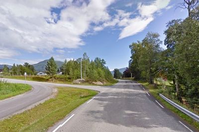 Her er det slutt på gang/sykkelvegen langs E39/rv 5. Seks entreprenører vil forlenge den. Aurvoll og Furesund ligger best an til å få den jobben. (Foto: Google).