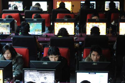 Kinesere på en internettkafé i byen Wuhan i Hubei-provinsen. Én av sju unge kinesere er avhengige av internett, ifølge en ny undersøkelse.