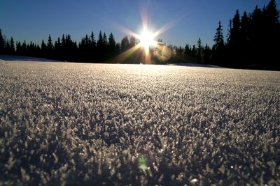 FÅR SKYLDA: Den kalde vinteren i store deler av landet bidrar sterkt til den relativt lave temperaturen. Årets vinter var den ellevte kaldeste siden år 1900 for landet som helhet.