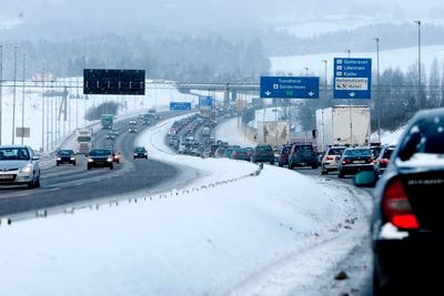 Oslo har lov til å innføre kjøreforbud, men vil neppe gjøre det av hensyn til næringslivet. Køen på E6 fra Gardermoen til Oslo blir neppe mindre.