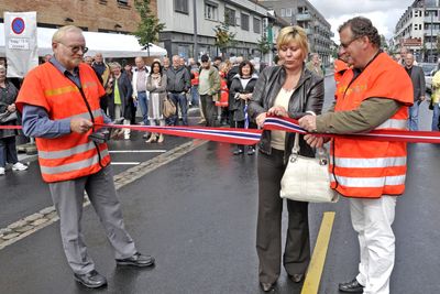 Ordføreren i Skedsmo, Anita Orlund markerer åpningen av miljøgata i Skedsmo assistert av byggeleder Tom Fjerdingby (til høyre) og avdelingsdirektør Nils-Erik Bogsrud, begge fra Statens vegvesen Region øst.