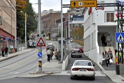 Feltet til høyre ble åpnet 21. september. Det var den siste delen av kjørearealet som ble fullført. Fotgjengere må gå gjennom den hvite bygningen. Men fremdeles er ikke heisen ved siden av trappen ferdig. Inntil videre må de som er avhengige av den, rulle over på den andre siden av gata eller rundt bygningen.