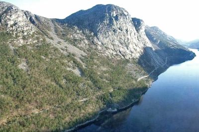 I dag går riksveg 13 langs bratte fjellsider ved Tysdalsvatnet. Hvis det går slik Vegvesenet håper, blir vegen flyttet inn i fjellet om mindre enn tre år.