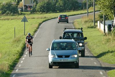 Ikke særlig hyggelig å sykle på denne vegen, som til og med mangler midtlinje. Men bil nr. BR 36316 gir iallfall syklisten god plass. Det er ingen selvfølge. I juni 2012 blir situasjonen mye bedre for alle slags trafikanter.