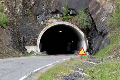 Øksfjordtunnelen skal utvides og sikres mot frost. Leohard Nilsen & Sønner fra Risøyhamn ligger godt an til å få den jobben. Bildet viser østre påhugg.