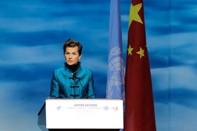 FNs klimasjef Christiana Figueres på talerstolen under møtet i Tianjin mandag mandag.