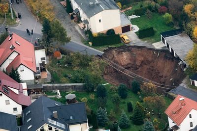 TETTES IGJEN: Krateret i den lille byen Schmalkalden i Tyskland skal fylles med masse. Arbeidet skal etter planen begynne allerede i dag.