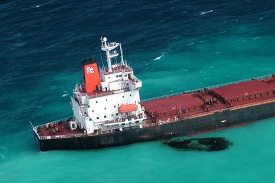 To tonn tungolje lekket ut da et kinesisk skip gikk på grunn på Great Barrier Reef i Australia. Skipet ble mandag trukket av revet, men det er gjort skader på korallene.