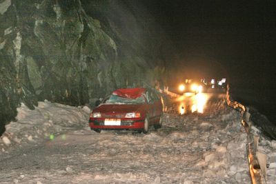 I denne bilen omkom en mann under et 20 meter bredt snøskred som gikk over riksvei 13 ved Tyskdalsvatnet i Strand kommune i mars 2010.