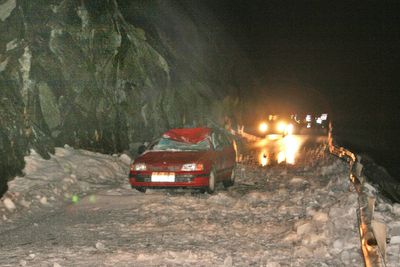 Ssnøskred ved Tysdalsvatnet, Riksveg 13, i Strand kommune, tirsdag 9. amrs 2010. I denne bilen omkom en mann under et 20 meter bredt snøskred i mars i år. En 3,5 km lang tunnel skal erstatte den rasfarlige strekningen.